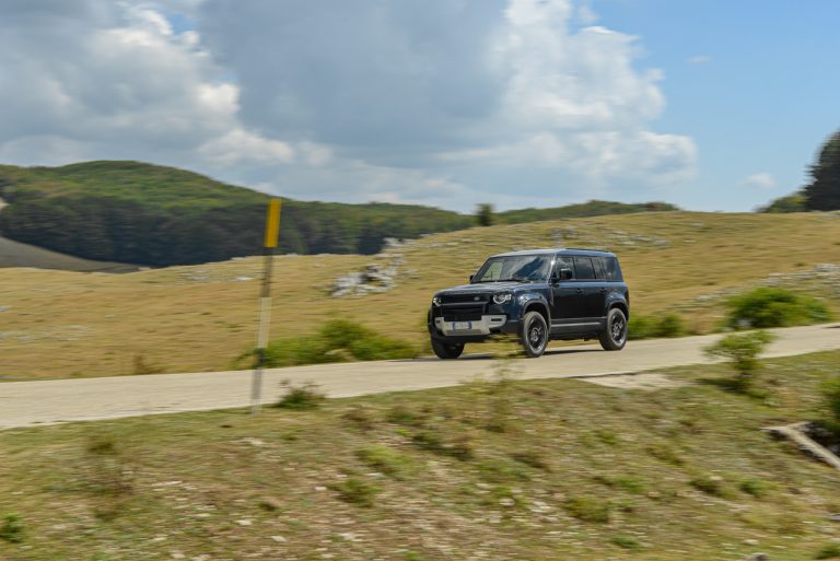 Land Rover Defender 2.0 SD4 S: la prova su strada