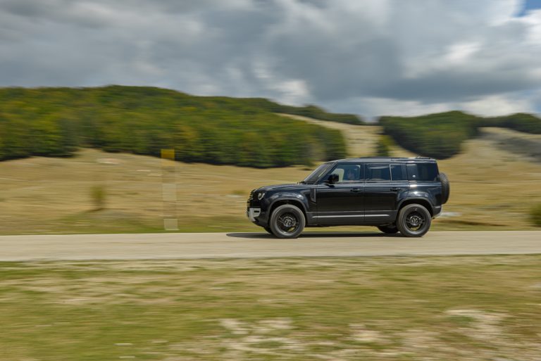 Land Rover Defender 2.0 SD4 S: la prova su strada