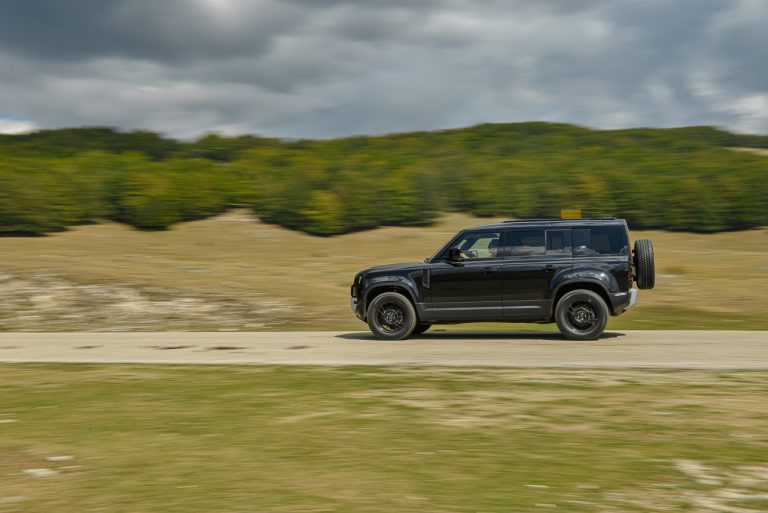 Land Rover Defender 2.0 SD4 S: la prova su strada