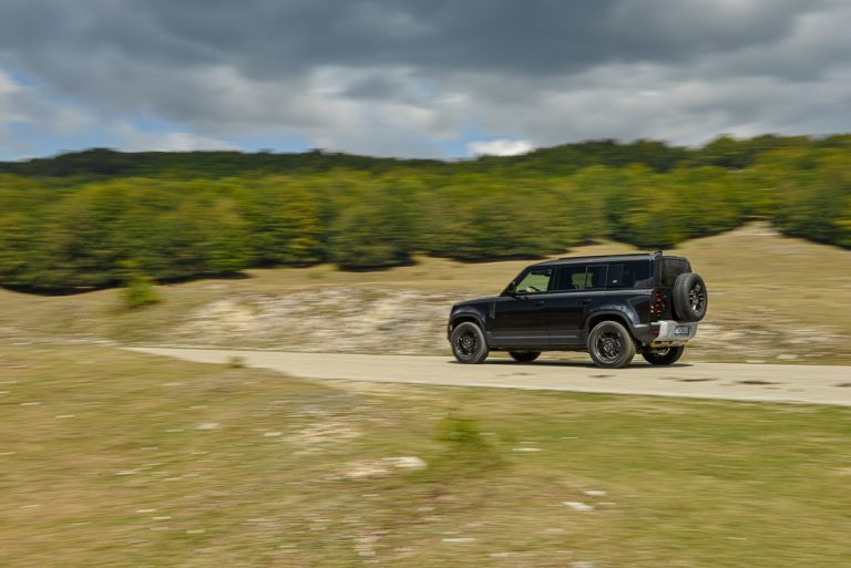 Land Rover Defender 2.0 SD4 S: la prova su strada