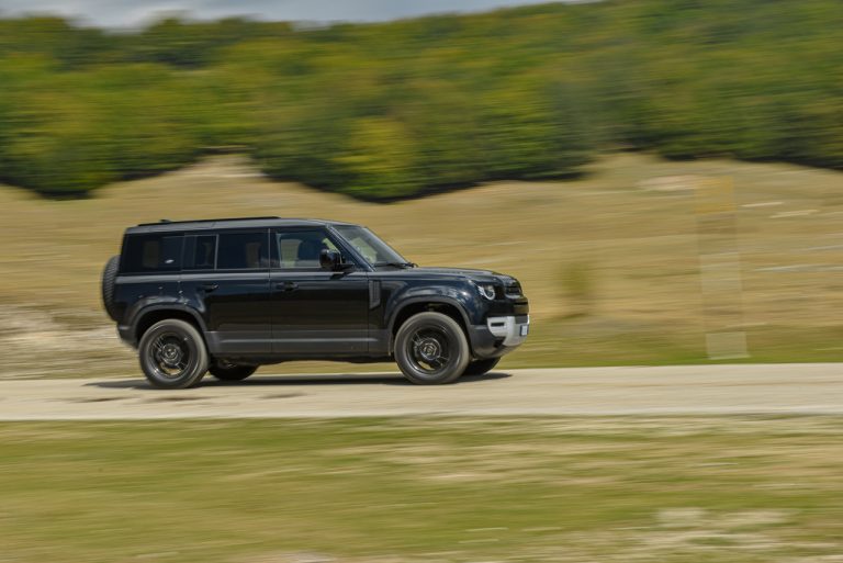 Land Rover Defender 2.0 SD4 S: la prova su strada