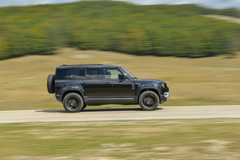 Land Rover Defender 2.0 SD4 S: la prova su strada