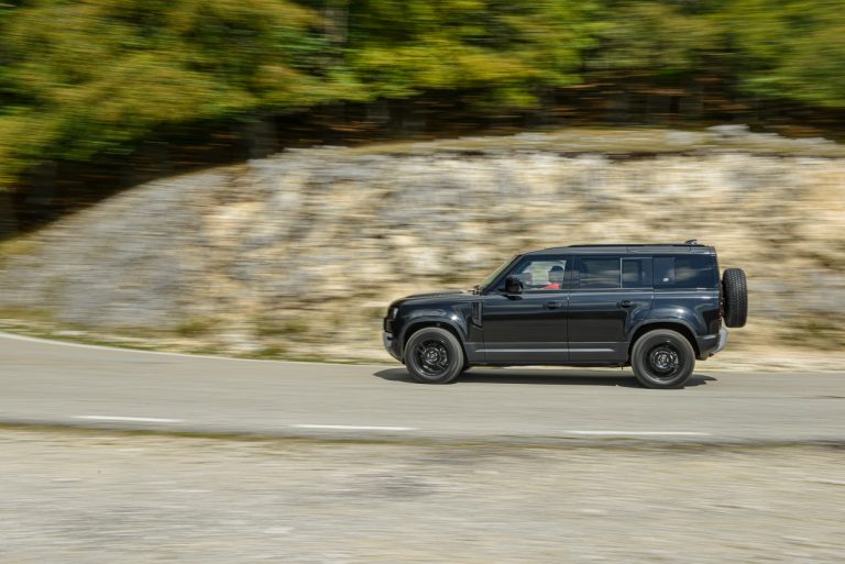 Land Rover Defender 2.0 SD4 S: la prova su strada