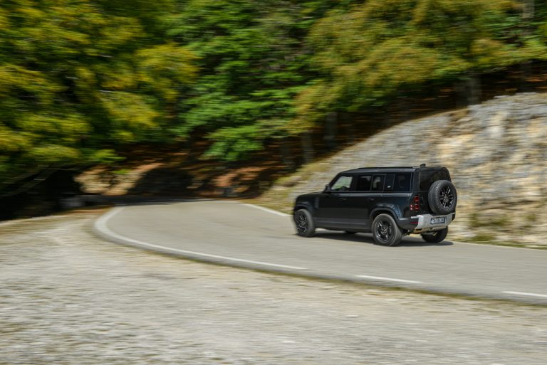 Land Rover Defender 2.0 SD4 S: la prova su strada