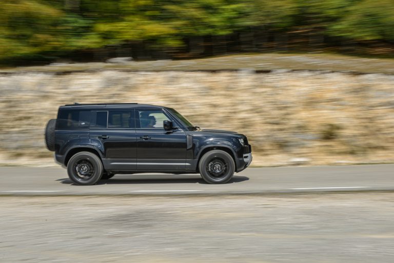 Land Rover Defender 2.0 SD4 S: la prova su strada