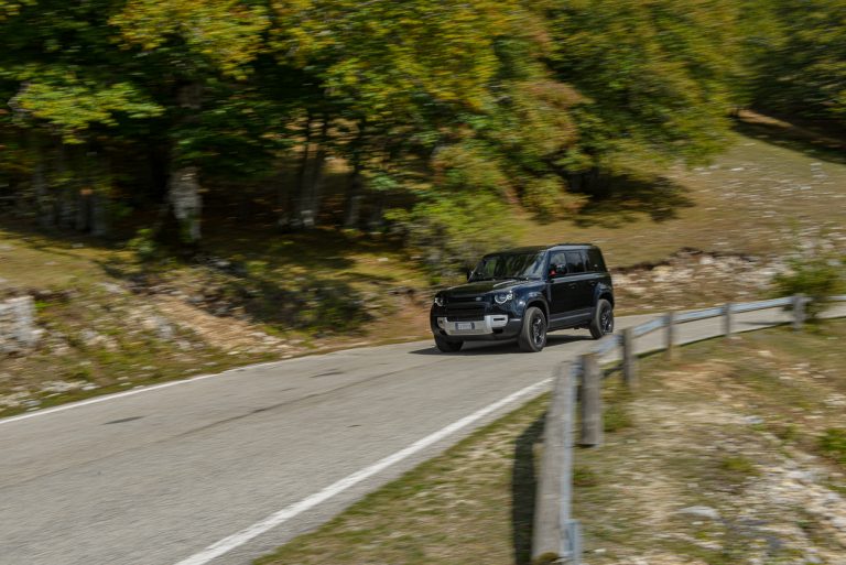 Land Rover Defender 2.0 SD4 S: la prova su strada