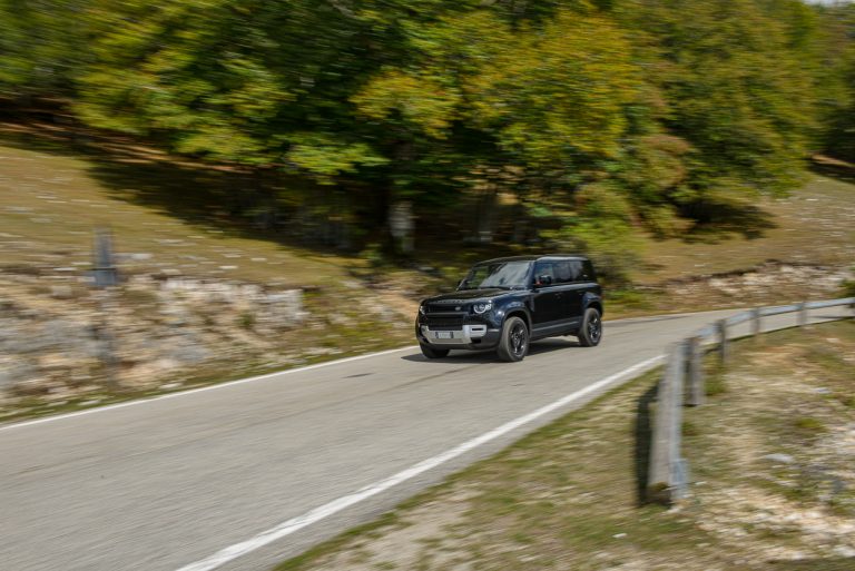 Land Rover Defender 2.0 SD4 S: la prova su strada