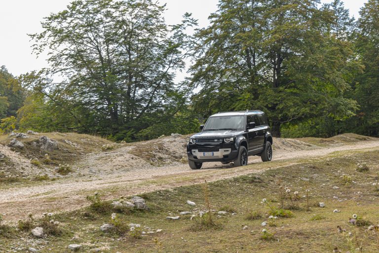 Land Rover Defender 2.0 SD4 S: la prova su strada