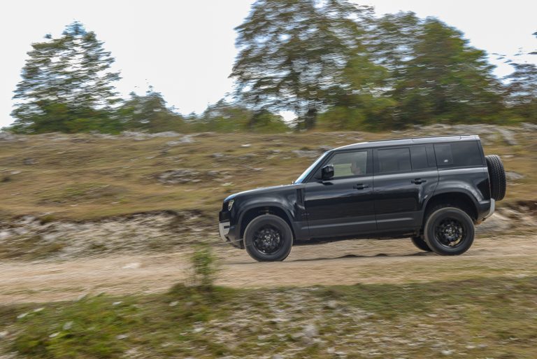 Land Rover Defender 2.0 SD4 S: la prova su strada