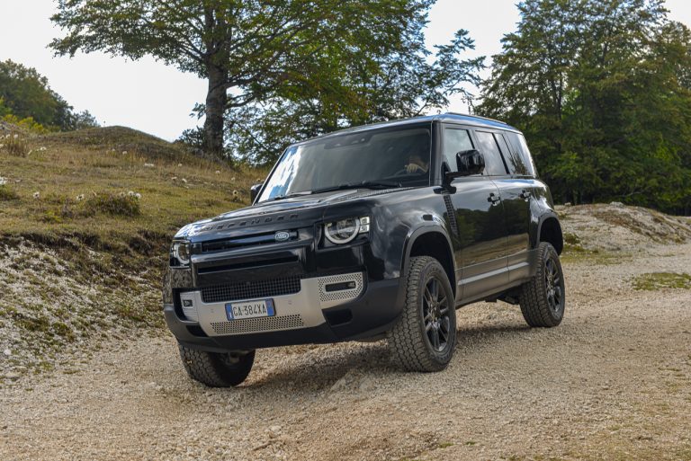 Land Rover Defender 2.0 SD4 S: la prova su strada