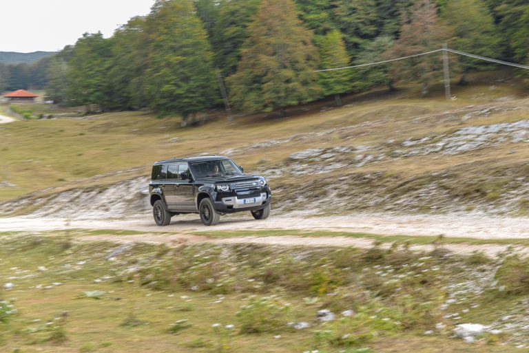 Land Rover Defender 2.0 SD4 S: la prova su strada