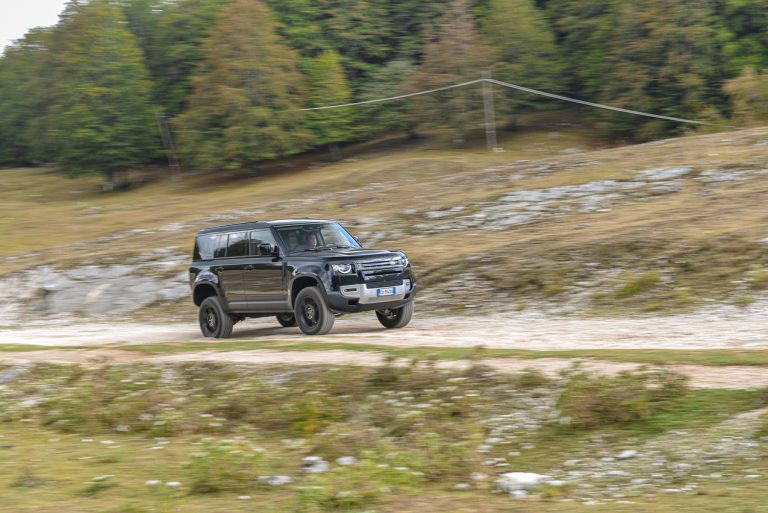 Land Rover Defender 2.0 SD4 S: la prova su strada