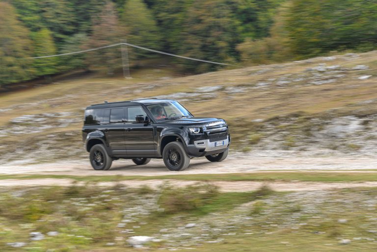 Land Rover Defender 2.0 SD4 S: la prova su strada