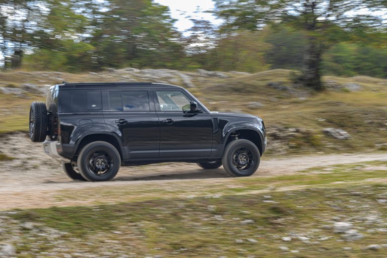 Land Rover Defender 2.0 SD4 S: la prova su strada