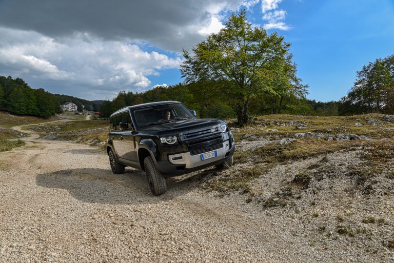 Land Rover Defender 2.0 SD4 S: la prova su strada