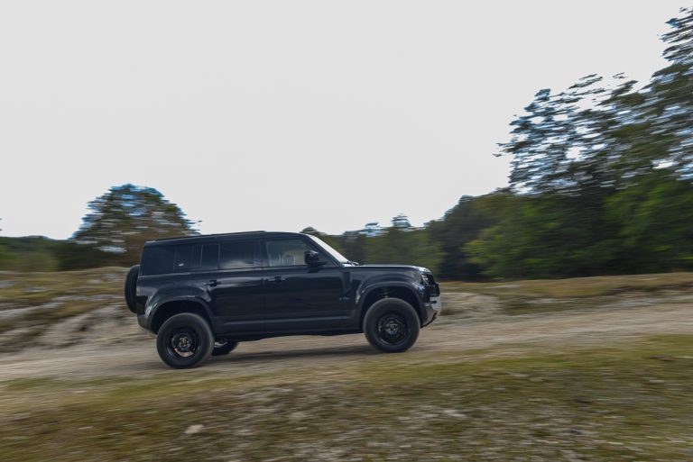 Land Rover Defender 2.0 SD4 S: la prova su strada