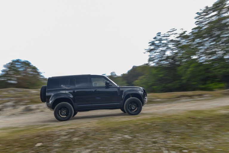 Land Rover Defender 2.0 SD4 S: la prova su strada