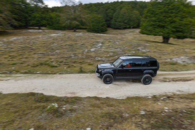 Land Rover Defender 2.0 SD4 S: la prova su strada