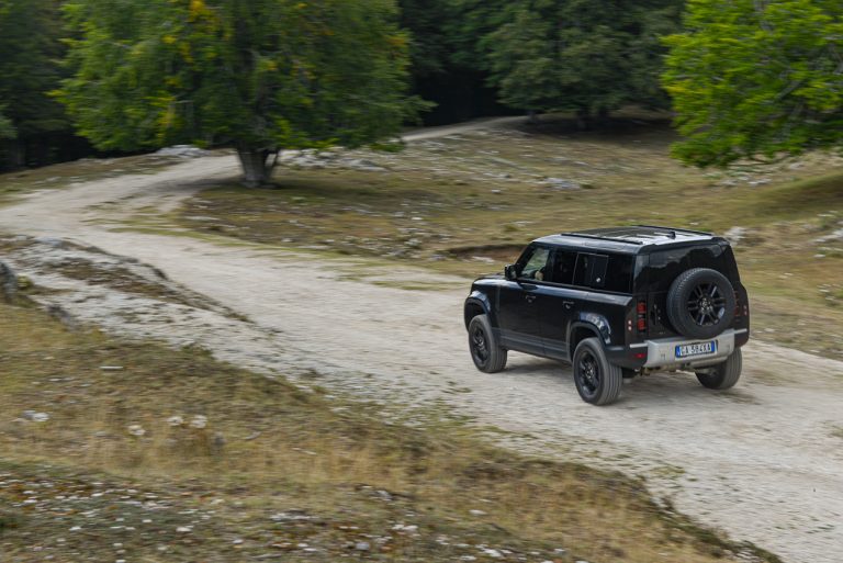 Land Rover Defender 2.0 SD4 S: la prova su strada