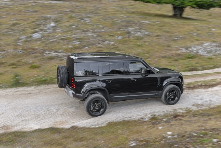 Land Rover Defender 2.0 SD4 S: la prova su strada