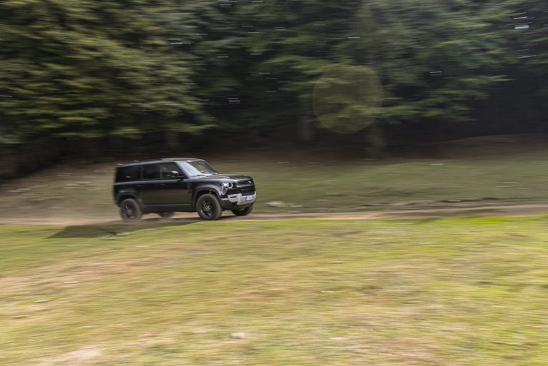Land Rover Defender 2.0 SD4 S: la prova su strada