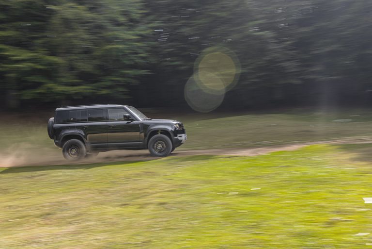 Land Rover Defender 2.0 SD4 S: la prova su strada