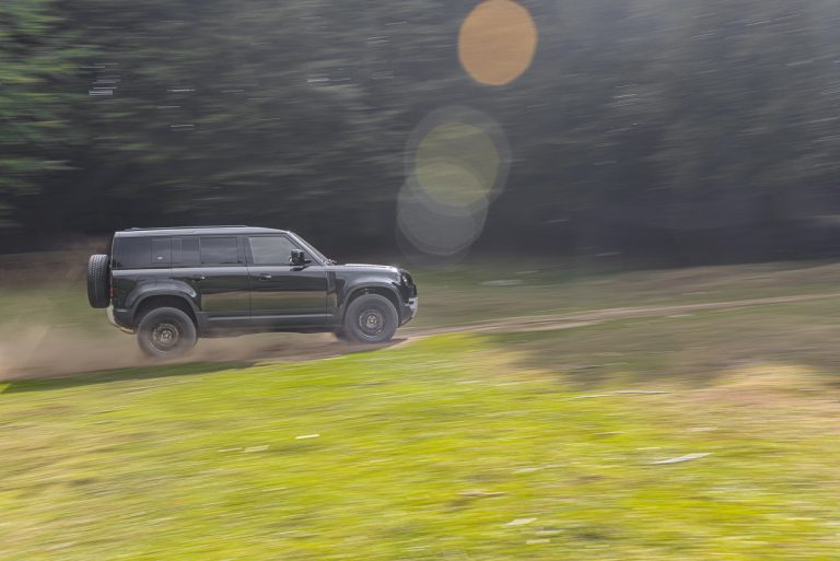 Land Rover Defender 2.0 SD4 S: la prova su strada