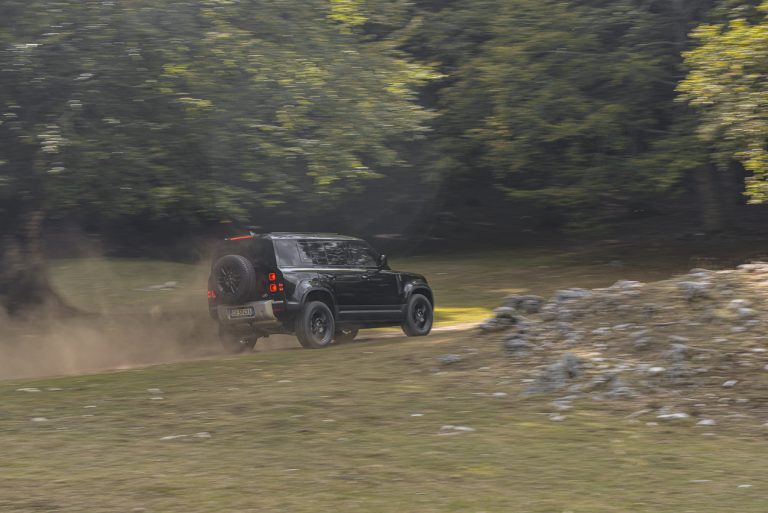 Land Rover Defender 2.0 SD4 S: la prova su strada
