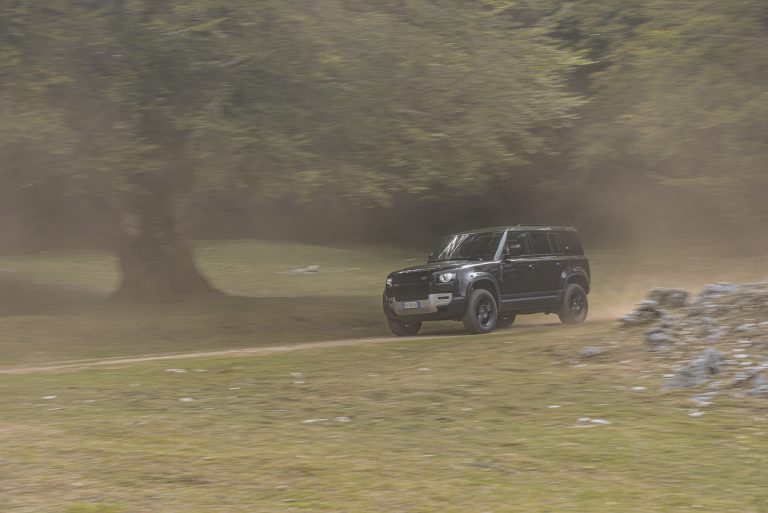 Land Rover Defender 2.0 SD4 S: la prova su strada
