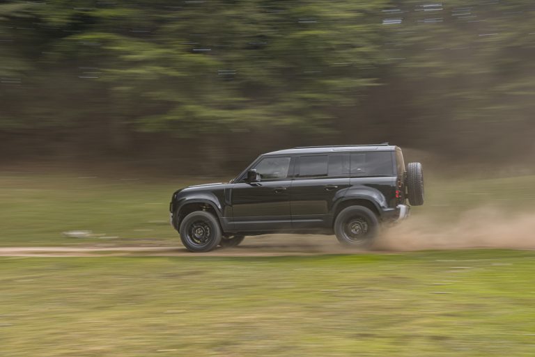 Land Rover Defender 2.0 SD4 S: la prova su strada