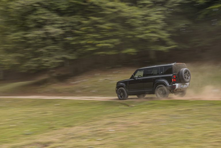Land Rover Defender 2.0 SD4 S: la prova su strada