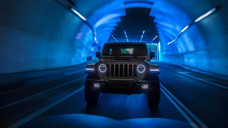 Jeep Wrangler 4xe: immagini ufficiali
