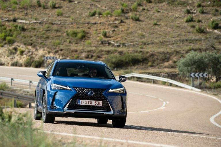 Lexus UX 300e 2021: immagini ufficiali