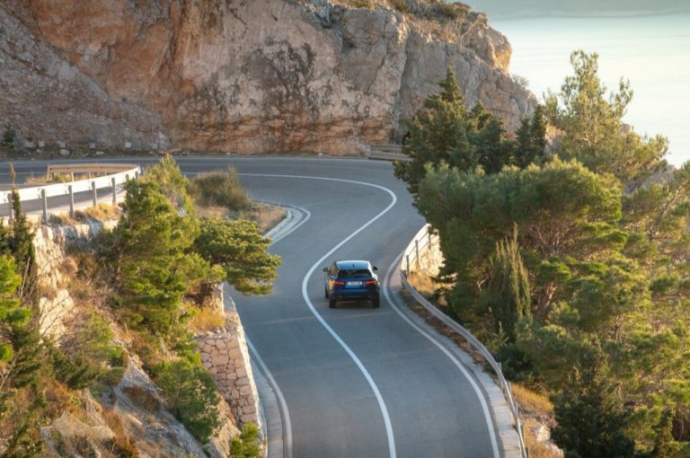 Jaguar E-Pace 2021: immagini ufficiali