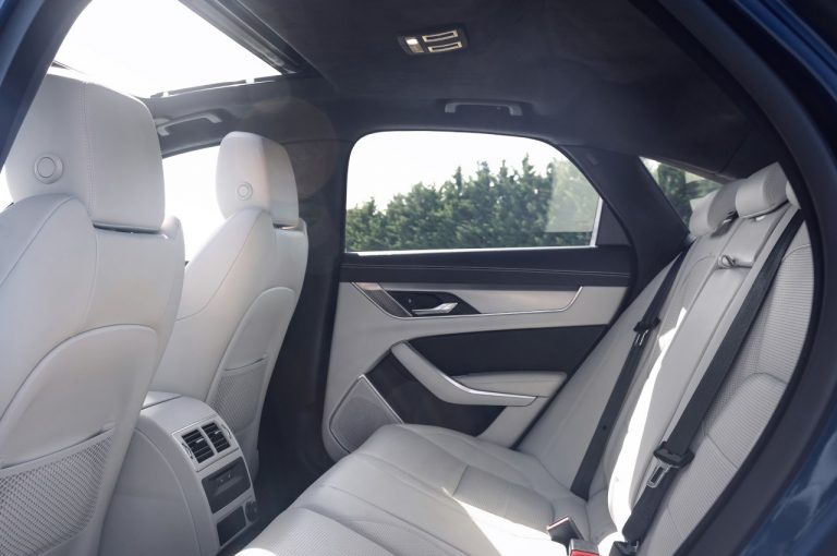 Jaguar XF 2021: immagini ufficiali