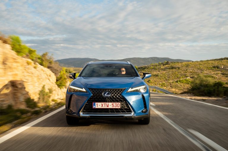 Lexus UX 300e 2021: immagini ufficiali