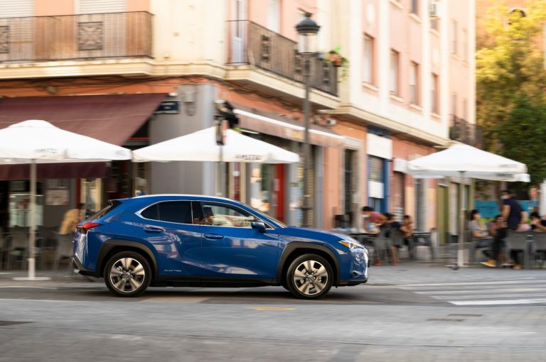 Lexus UX 300e 2021: immagini ufficiali