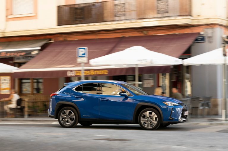Lexus UX 300e 2021: immagini ufficiali