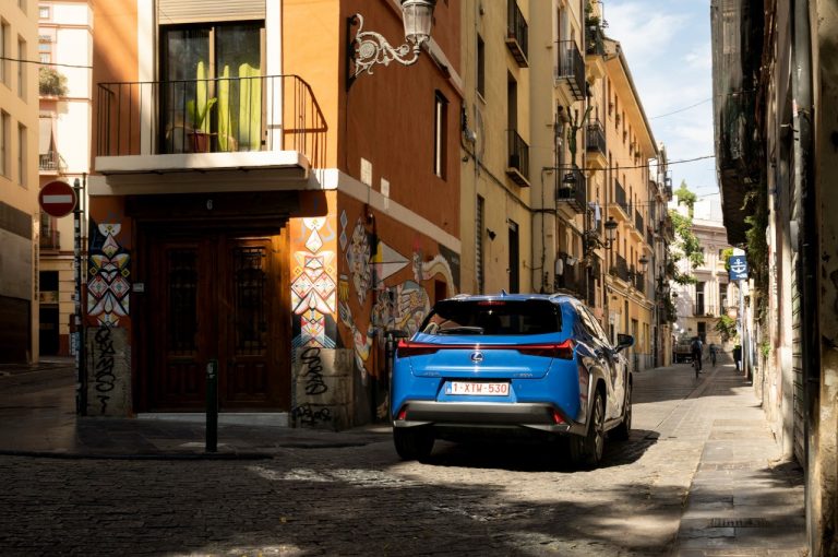 Lexus UX 300e 2021: immagini ufficiali