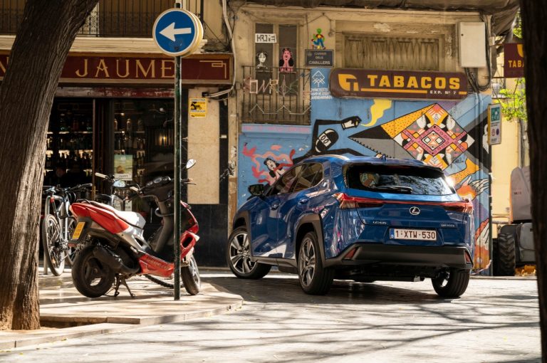 Lexus UX 300e 2021: immagini ufficiali