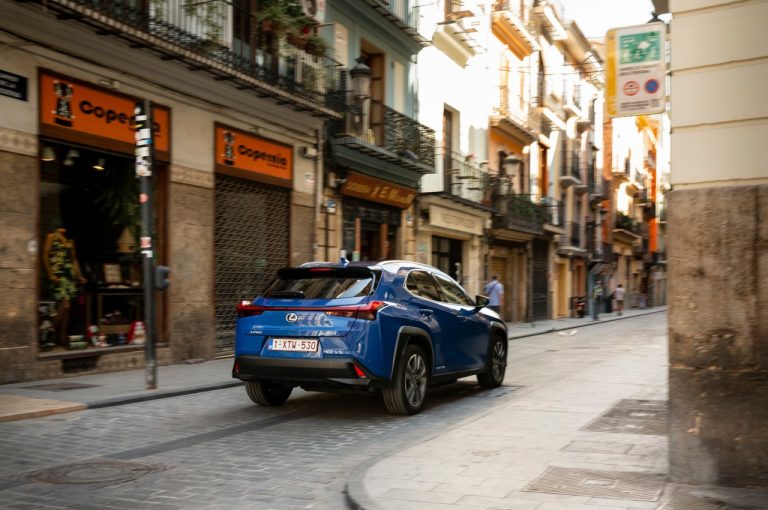 Lexus UX 300e 2021: immagini ufficiali