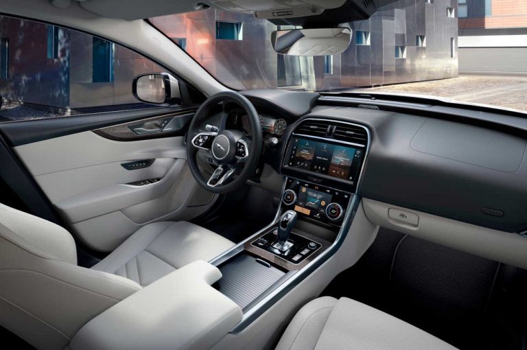 Jaguar XE 2021: immagini ufficiali