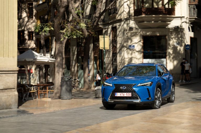 Lexus UX 300e 2021: immagini ufficiali