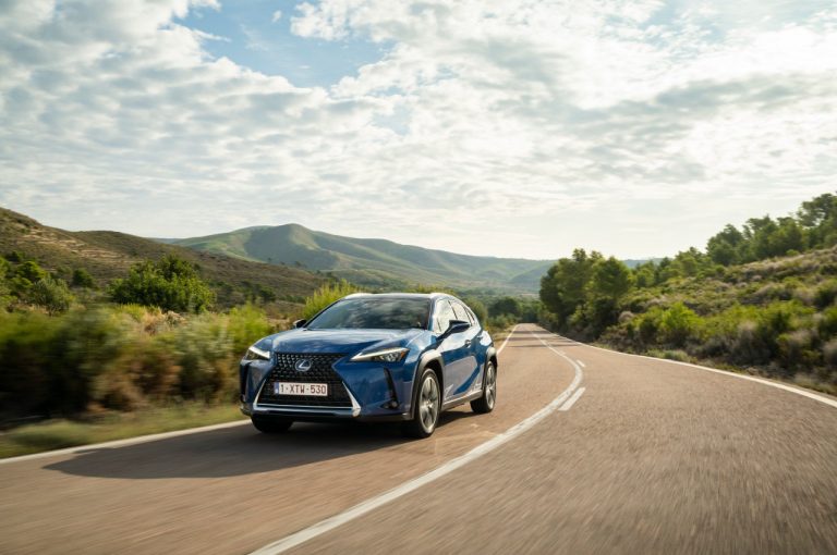 Lexus UX 300e 2021: immagini ufficiali