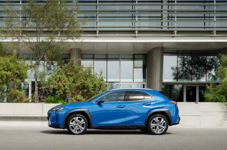 Lexus UX 300e 2021: immagini ufficiali