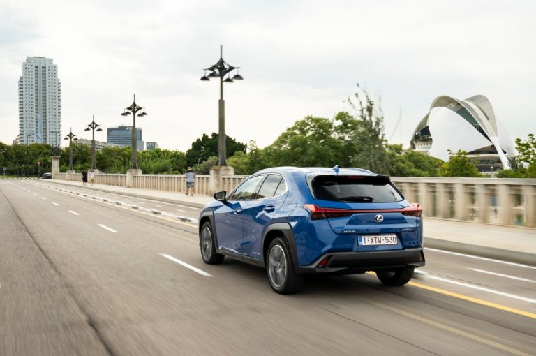 Lexus UX 300e 2021: immagini ufficiali
