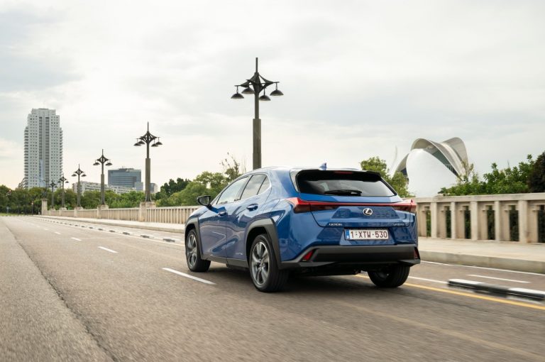 Lexus UX 300e 2021: immagini ufficiali
