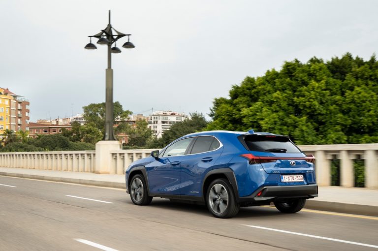 Lexus UX 300e 2021: immagini ufficiali