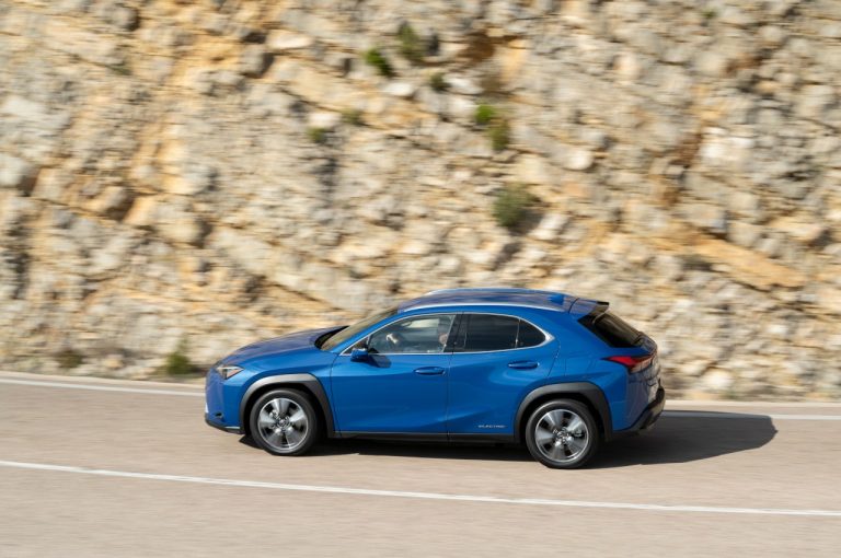Lexus UX 300e 2021: immagini ufficiali