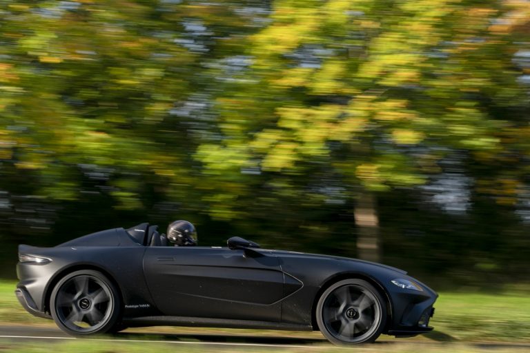 Aston Martin V12 Speedster: immagini ufficiali